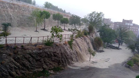 Captura de video de la fuerte tormenta, acompañada de granizo que está cayendo en Rivas Vaciamadrid, provocando inundaciones en las calles. - EFE