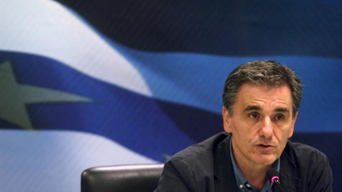 El nuevo ministro de finanzas griego, Euclidis Tsakalotos, en la comparecencia que realizó ayer lunes tras tomar posesión del cargo. EFE