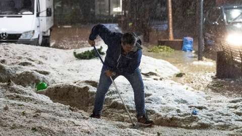 26/08/2019.- Vista del estado de las calles en la localidad madrileña de Arganda del Rey, tras la fuerte tormenta de lluvia y granizo que ha caído este lunes en toda la Comunidad de Madrid. Emergencias 112 de la Comunidad de Madrid ha gesti