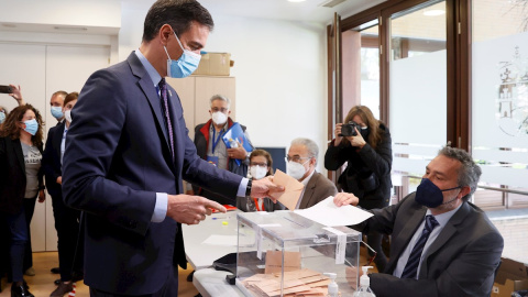 El presidente del Gobierno, Pedro Sánchez vota en las elecciones autonómicas en el Centro Cultural Volturno de Pozuelo de Alarcón este martes durante en la jornada electoral que vive la Comunidad.