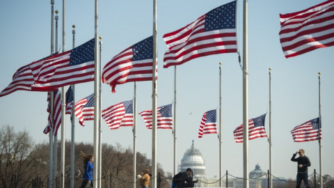 Banderas de EEUU en Washington, junto al Capitolio. - AFP