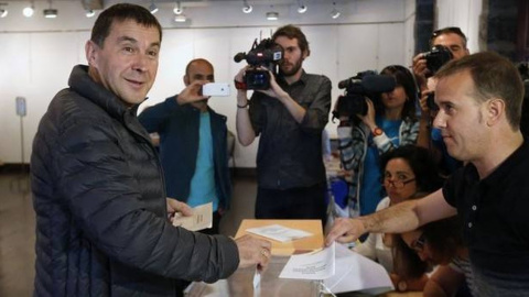 Arnaldo Otegi, secretario general de Sortu, vota en Elgoibar y pide a los vascos que sean "independentistas y de izquierdas" su apoyo a EH-Bildu. EFE