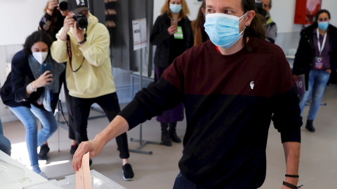 El candidato de Unidas Podemos a la Presidencia de la Comunidad de Madrid, Pablo Iglesias, ejerce su derecho al voto este martes en el Colegio público La Navata de la localidad madrileña de Galapagar.