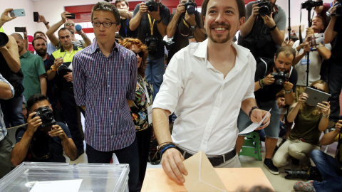 Pablo Iglesias, líder de la coalición Unidos Podemos, votando en Vallecas, Madrid, junto a su número dos, Íñigo Errejón