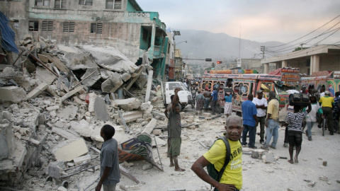 Imagen de una calle de Puerto Príncipe, Haití, tras el terremoto de 2010. - EFE