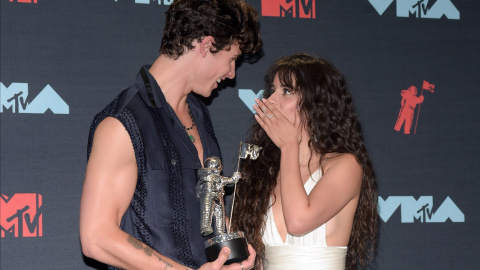 26/08/2019.- Shawn Mendes y Camila Cabello con sus premios en la sala de prensa durante los premios MTV Video 2019 en Newark, New Jersey. EFE/EPA/DJ JOHNSON