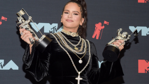 26/08/2019.- La cantante española Rosalía posando con sus premios en la sala de prensa durante los premios MTV Video 2019 en Newark, New Jersey. EFE/EPA/DJ JOHNSON