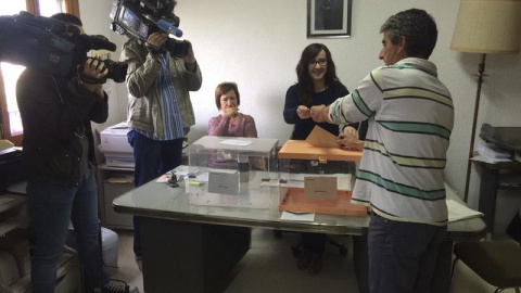 Los seis vecinos del municipio riojano de Villarroya, el mayor de 69 años y el más joven de 32, han votado en dos minutos, todos ellos de forma presencial, dado que tres han formado la mesa electoral y los otros tres han sido suplentes. EFE