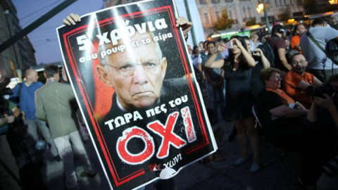 Uno de los carteles con los que Syriza hizo campaña por el "no" llevaba impresa la cara del alemán Schäuble, muy impopular en Grecia. Kay Nietfeld (EFE)