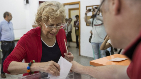 Manuela Carmena vota en el Instituto Conde de Orgaz.