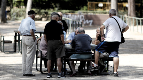 Varios pensionistas juegan al dominó en un parque de Madrid. E.P./Eduardo Parra