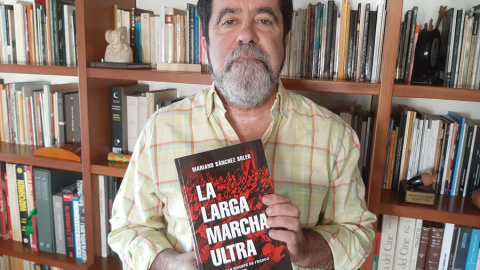 El escritor Mariano Sánchez Soler con un ejemplar de su último libro La larga marcha ultra