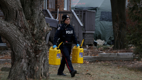 La Policía vigila los terrenos de la casa del hombre acusado de asesinar a seis personas en Toronto. / Reuters