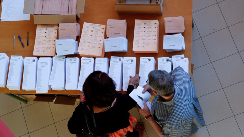 Papeletas con todas las formaciones candidatas al Congreso y al Senado a la apertura de un colegio electoral