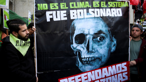 Manifestantes sostienen una pancarta contra Bolsonaro en Buenos Aires debido a los incendios que arrasan el Amazonas. /REUTERS