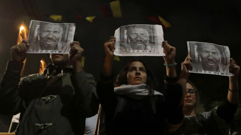 Manifestantes con una fotografía impresa de Temistocles Machado, uno de los líderes sociales asesinados. / Reuters