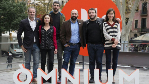 Jordi Cabré, Maite Carranza, Víctor Garcia Tur, Carles Rebassa i Núria Franquet, els premiats a la Nit de Santa Llúcia, amb el vicepresident d'Òmnium Cultural, Marcel Mauri.