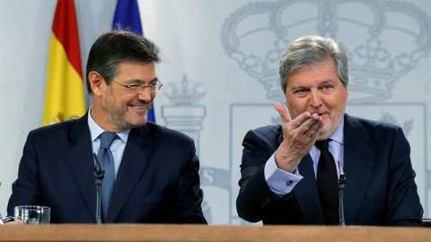 El ministro de Justicia, Rafael Catalá, y el ministro de Educación y portavoz del Gobierno, Íñigo Méndez de Vigo (d), durante la rueda de prensa que han ofrecido tras la reunión hoy del Consejo de Ministros. EFE/Juan Carlos Hidalgo