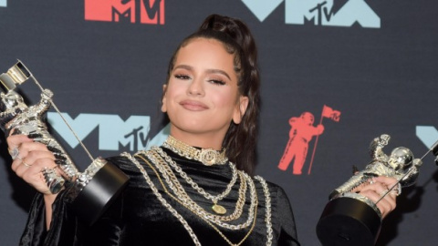 La cantant catalana Rosalía amb els premis a la sala de premsa durant els premis MTV Vídeo 2019 a Newark, New Jersey. EFE/EPA/DJ JOHNSON