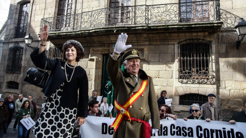 Dos actores disfrazados como Francisco Franco y Carmen Polo participan en la III Marcha Cívica por la Devolución de la Casa Cornide al Pueblo de A Coruña, a 5 de noviembre de 2022.