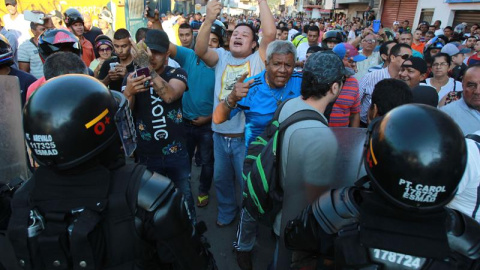 Decenas de personas protestan en el lugar donde el candidato a la presidencia por el partido de las FARC, Rodrigo Londoño, pretendía asistir a un acto de campaña. EFE/ERNESTO GUZMÁN JR