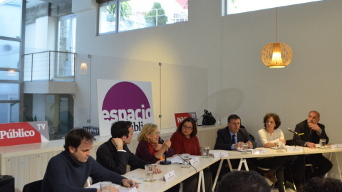 Jaume Asens, Manuel Ruiz de Lara, Manuela Carmena, Julia Pérez, Joaquim Bosch, Gloria Elizo y Antonio Segura, durante el debate sobre la Justicia de Espacio Público.