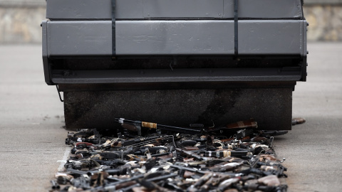 04/03/2021 Una apisonadora, durante un acto de destrucción simbólica de casi 1.400 armas, en el Colegio de Guardias Jóvenes Duque de Ahumada, en Valdemoro, Madrid