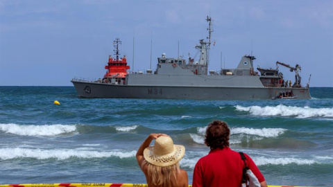 27/08/2019 - Vista del dragaminas Turia encallado en la costa La Manga del Mar Menor durante las tareas de búsqueda del reactor C-101 accidentado este martes / EFE - CRISTÓBAL OSETE