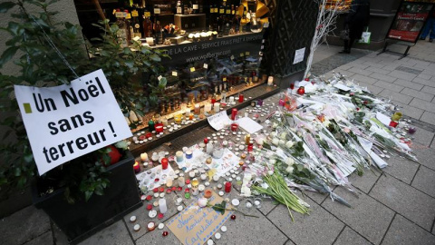 Flores, velas y mensajes cerca del mercadillo de Navidad donde se produjo el atentado en Estrasburgo (Francia). / EFE- RONALD WITTEK