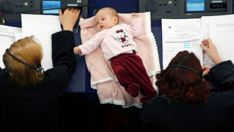 Hanne Dahl votando en el Parlamento Europeo con su bebé. / REUTERS