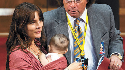 Camila Vallejo, exdirigente estudiantil que lideró las revueltas universitarias contra Sebastián Piñera en 2011, llega al Congreso junto a su bebé. La carismática joven comunista fue elegida diputada en las elecciones. Foto: EFE