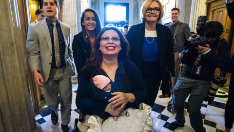 La senadora demócrata de Illinois, Tammy Duckworth, entrando con su hija de 10 días, Maile Pearl Bowlsbey, a la sala del Senado. Foto: EFE