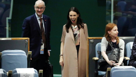 La primera ministra Jacinda Ardern reaccionando a ver a Neve en la Asamblea General de la ONU. / REUTERS