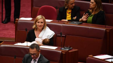 La senadora Larissa Waters amamanta a su bebé durante una sesión del Parlamento de Canberra (Australia). EFE/MICK TSIKAS