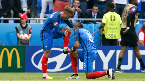 Dimitri Payet besa las botas de Antoine Griezmann tras marcar su segundo gol contra Irlanda. /REUTERS