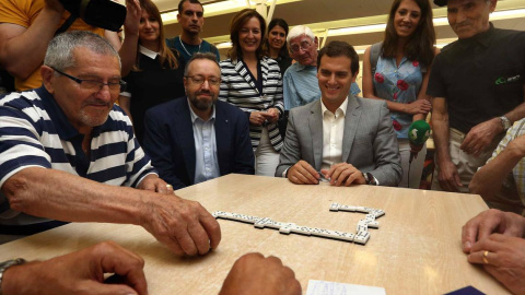 Albert Rivera juega al dominó con jubilados en un acto de campaña en Barcelona. Archivo EFE