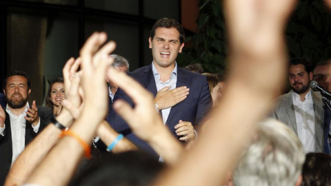 El líder de Ciudadanos, Albert Rivera, comparece ante los simpatizantes en el exterior de la sede del partido en Madrid tras conocer los resultados de las elecciones generales del 26J. EFE/Javier López