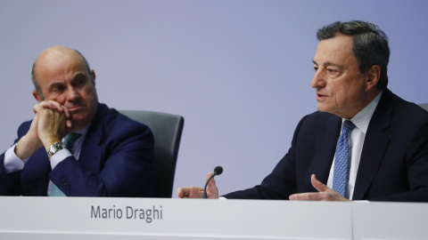 El presidente del BCE, el italiano Mario Draghi, y el vicepresidente de la entidad, el español Luis de Guindos, en la rueda de prensa posterior al Consejo de Gobierno, en Fráncfort. REUTERS/Kai Pfaffenbach