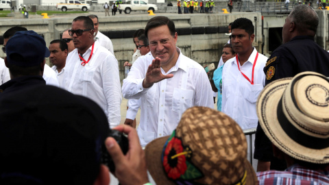 El Presidente de Panamá Juan Carlos Varela saluda a los asistentes durante la inauguración. REUTERS/Carlos Jasso