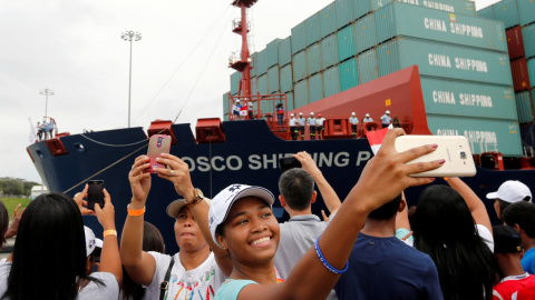 Una mujer se toma un selfie durante la inauguración del Canal de Panamá. REUTERS/Carlos Jasso