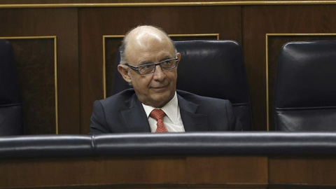 Cristóbal Montoro, ministro de Hacienda, en el Congreso. / PACO CAMPOS (EFE)