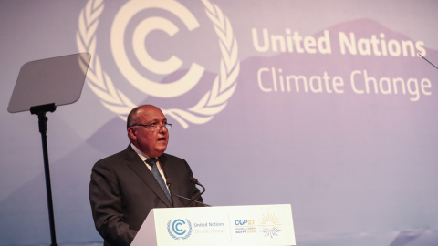 El presidente de la COP27, Sameh Shoukry , habla durante la inauguración del primer plenario de la cumbre climática celebrada en Egipto.