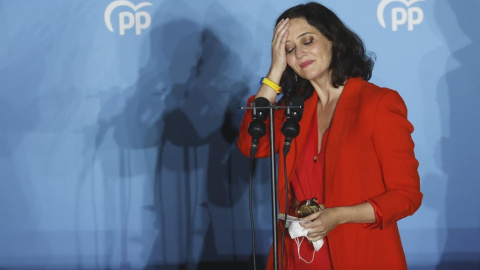 La presidenta de la Comunidad de Madrid y candidata por el Partido Popular a la reelección, Isabel Díaz Ayuso, en el balcón de la sede del partido en la calle Génova.