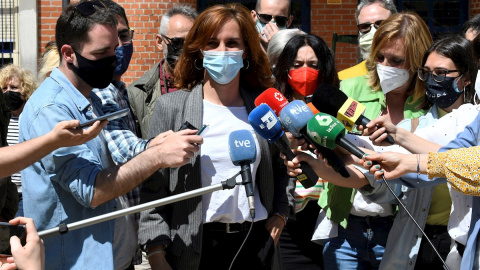 La candidata de Más Madrid a la Presidencia de la Comunidad de Madrid, Mónica García se dirige a los medios de comunicación antes de su encuentro con militantes en la Plaza de la Asociación en Orcasita, Madrid este miércoles.