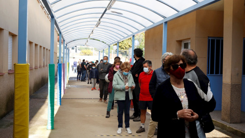 Colas para votar en el colegio público La Navata de Galapagar.