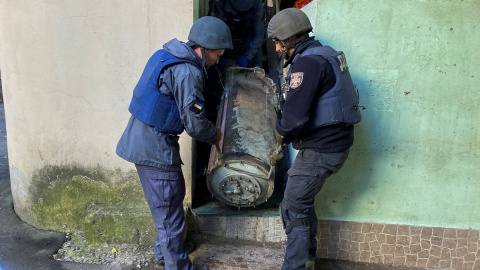 08/10/2022 Un equipo de artificieros retira un misil de un edificio residencial en Járkov (Ucrania)