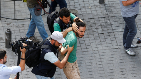 Policías de paisano detienen a uno de los activistas del colectivo LGTB.  REUTERS/Osman Orsal