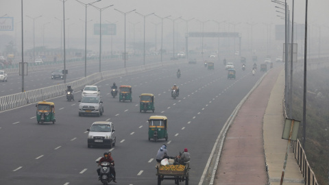 02/12/2021 Vehículos circulan envueltos en una nube de contaminación por una carretera de Nueva Delhi, en la India