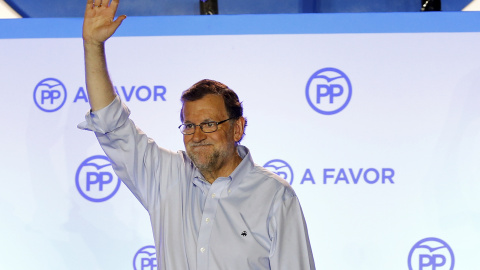 Mariano Rajoy saludando a los asistentes que han acudido a celebrar los resultados electorales en la sede del PP en Génova. REUTERS/Marcelo Del Pozo