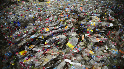 Cada minuto se consumen un millón de botellas de plástico en el mundo. AFP